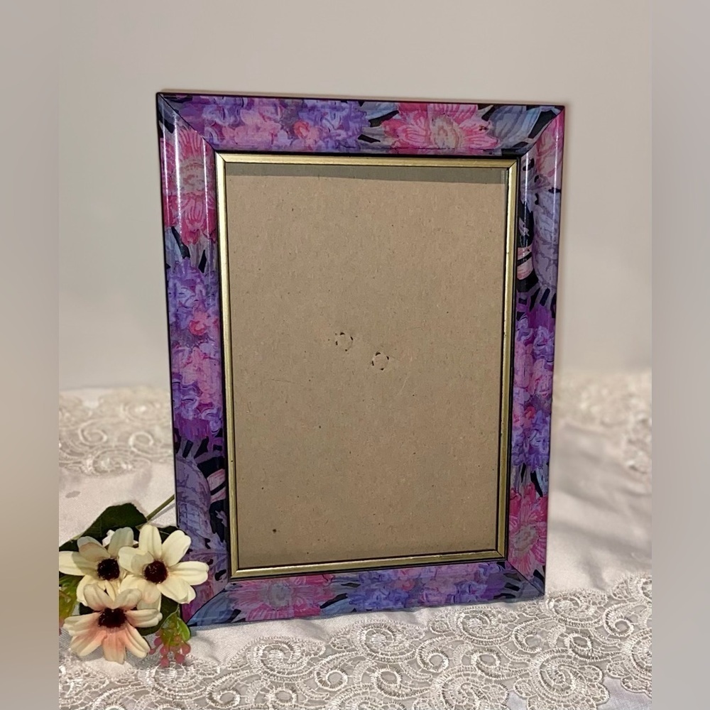 3/30$ Table Top Vintage 90’s purple floral picture frame 5x7”